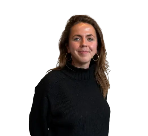 Vrouw met halflang bruin haar in zwarte trui, licht glimlachend binnen voor twee abstracte schilderijen.