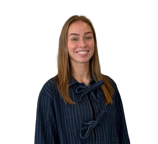 ALT-teksten foto's said: Vrouw met lang lichtbruin haar in donker gestreepte blouse, lachend tegen een egale achtergrond.