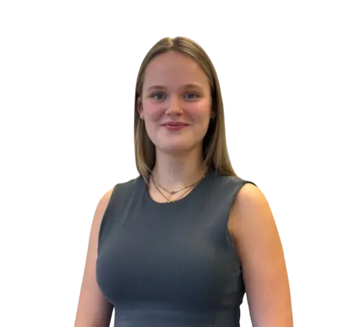 blond haar in mouwloze donkergrijze top, lachend tegen een effen achtergrond.