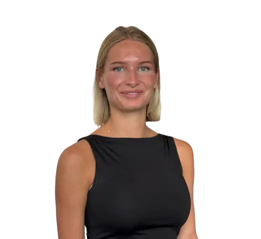 Vrouw met halflang blond haar in zwarte mouwloze top, glimlachend tegen een egale achtergrond.