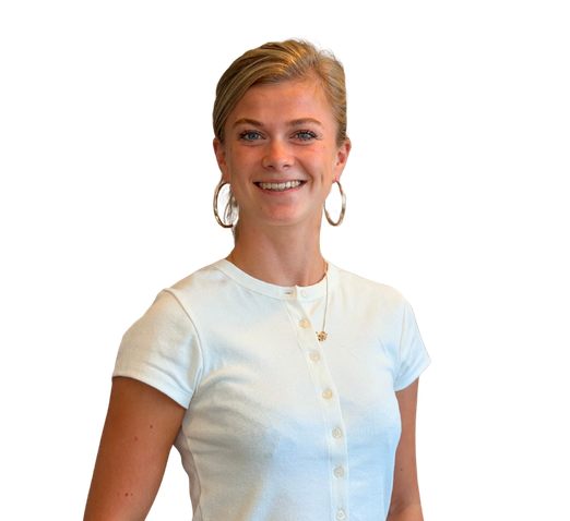 Vrouw met blond golvend haar in witte blouse, lachend tegen een witte achtergrond.