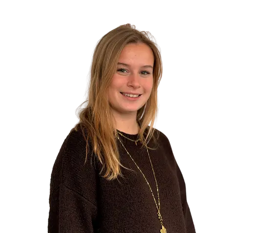 Vrouw met lang lichtbruin haar in donkere trui, licht glimlachend in de camera.