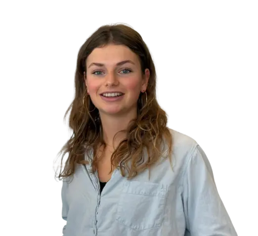 Vrouw met halflang bruin haar in lichtblauwe blouse, lachend tegen een lichte achtergrond.