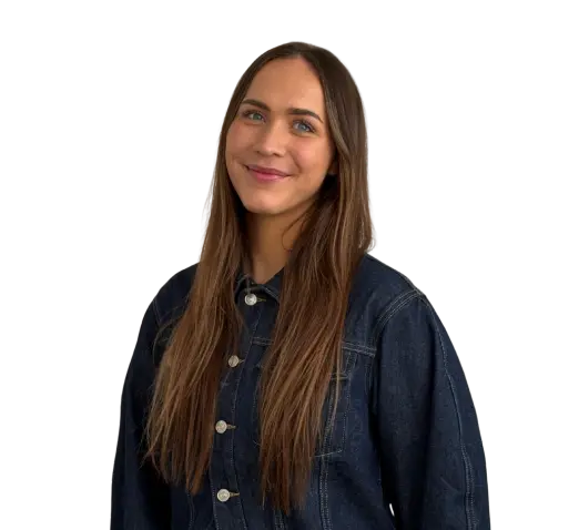ALT-teksten foto's said: Vrouw met lang bruin haar in donker denim shirt, glimlachend tegen een lichte achtergrond.