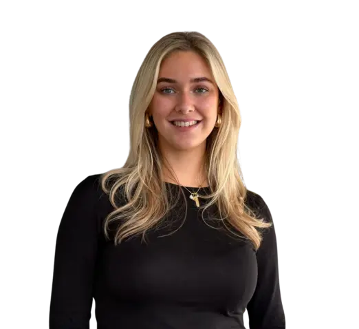 Vrouw met lang blond haar in zwarte top, lachend tegen een lichte achtergrond.
