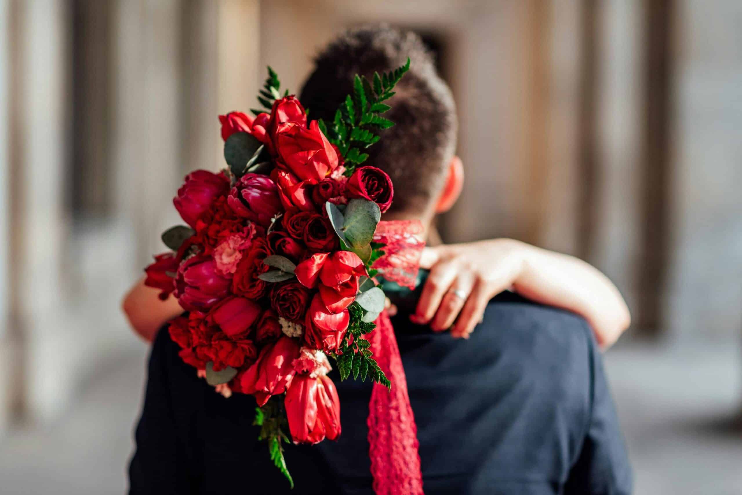love bombing, een vrouw krijgt een grote bos rode rozen van haar date