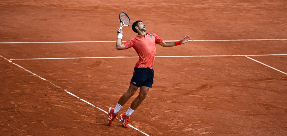 Novak Djokovic met een tennisracket op de baan